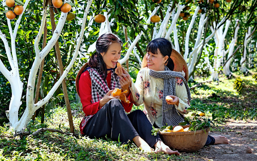 Two girls picking oranges from Chrome web store to be run with OffiDocs Chromium online Two girls picking oranges from Chrome web store to be run with OffiDocs Chromium online