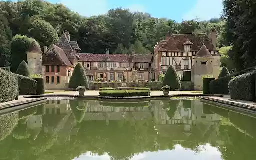 Ancient castle and rows of trees from Chrome web store to be run with OffiDocs Chromium online Ancient castle and rows of trees from Chrome web store to be run with OffiDocs Chromium online